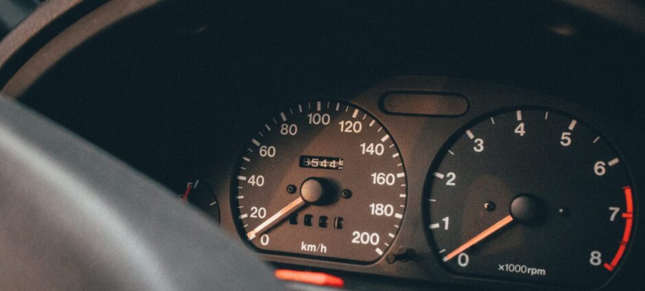 Conhece a importância das luzes do painel?