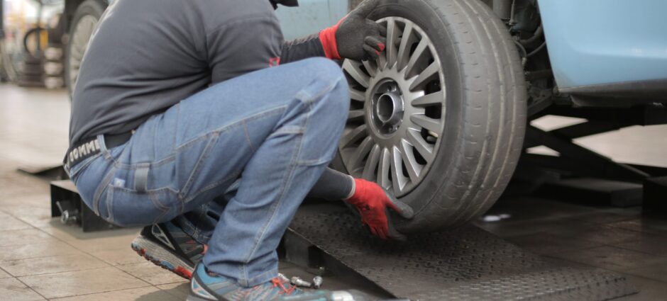 Por que o estepe do pneu dos carros novos vêm menor?