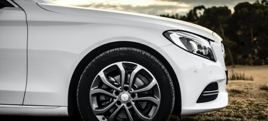 Por que o meu pneu está comendo nas laterais?