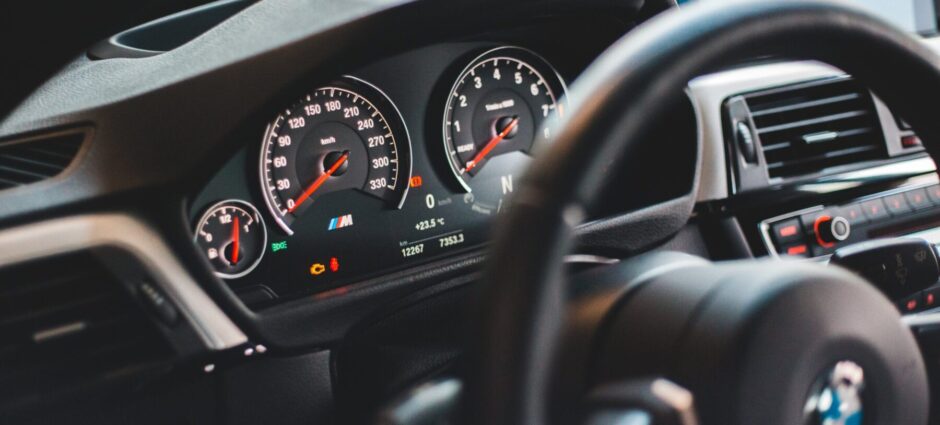 Conheça os principais indicadores no painel do seu carro