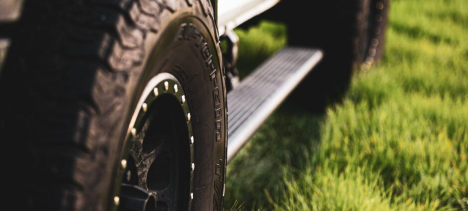 Cuidados com os pneus do carro no Verão