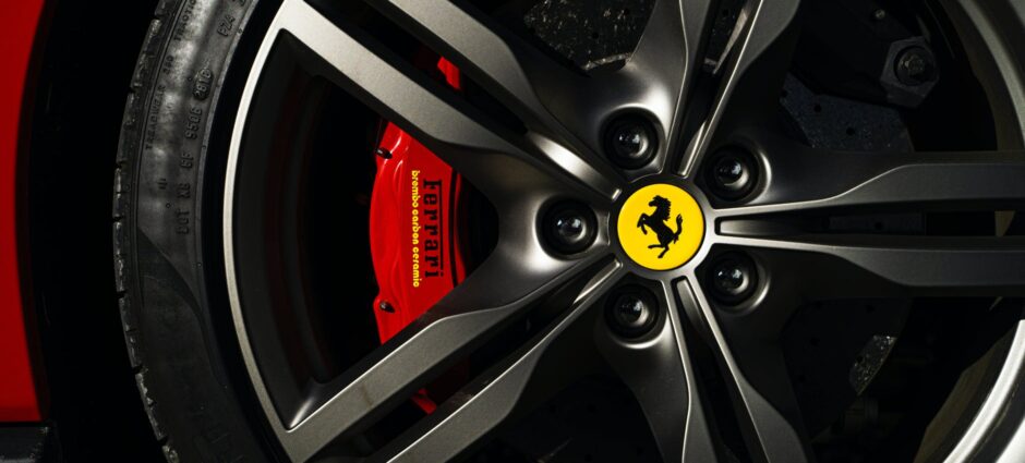 Qual a medida de pneus de uma Ferrari?