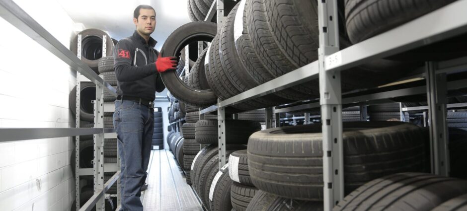 Quando trocamos apenas dois pneus do veículo, porque devemos montar os pneus novos no eixo traseiro do veículo?