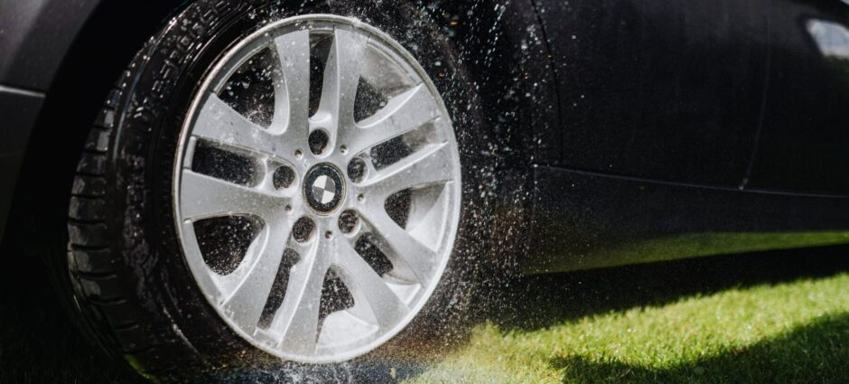 Como preservar os pneus do carro no verão