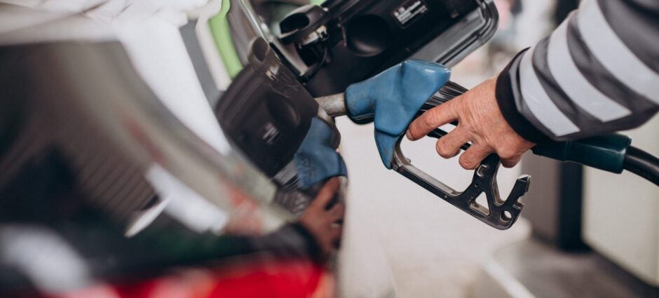 Está valendo colocar álcool ou gasolina no carro. Entenda o cálculo.