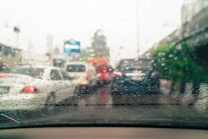 Confira essas 6 dicas para dirigir na chuva com mais segurança!
