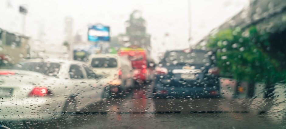 Confira essas 6 dicas para dirigir na chuva com mais segurança!