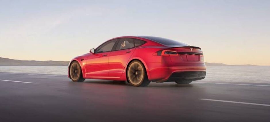 Você sabia: Tesla Plaid, o carro mais rápido do mundo, foi testado com pneus Continental.