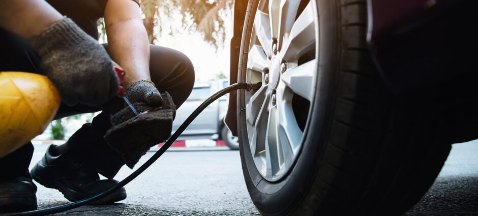 Por que você deve verificar a pressão dos pneus pelo menos uma vez por mês?