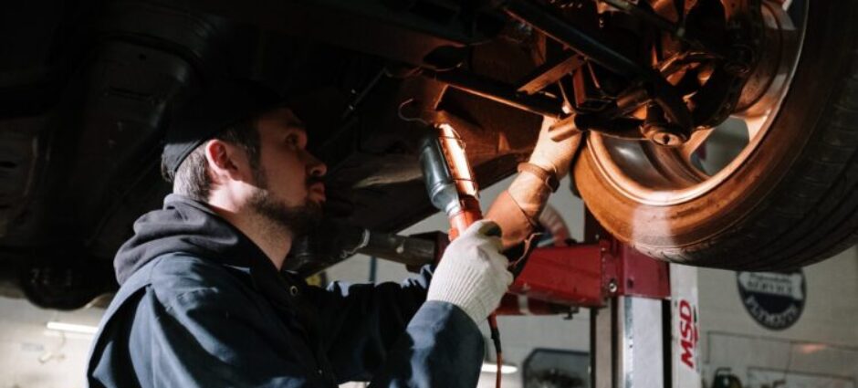 Os dois eixos (dianteiro e traseiro) devem ser substituídos ao mesmo tempo?