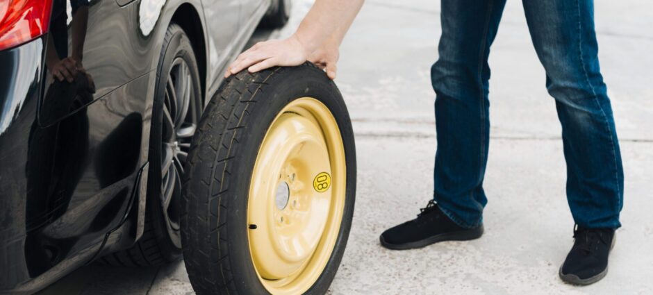 Por que os SUVs estão com pneu de estepe mais finos?