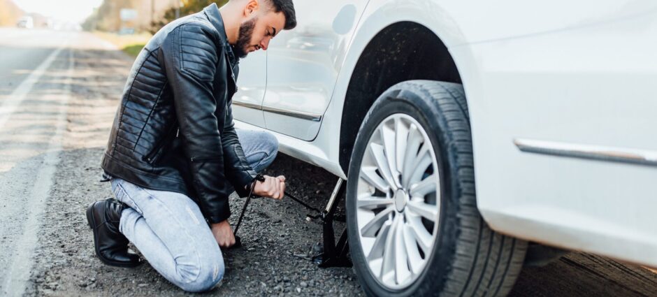 Pneu furou na estrada ou na rodovia. Saiba o que fazer.