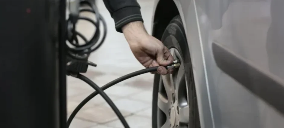 Sabia que a calibração correta dos pneus economiza combustível?