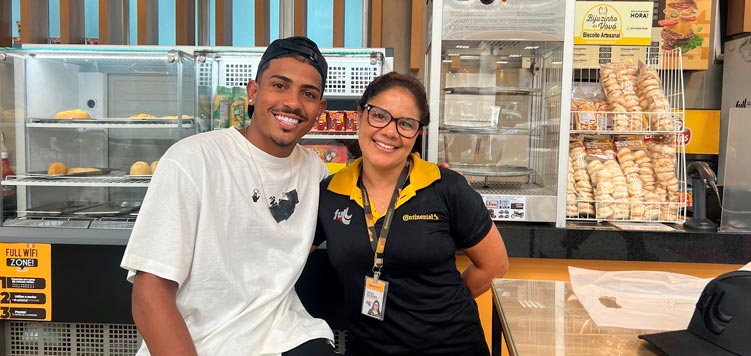 O Jogador do Fluminense John Kennedy e um colaborador da Full Pneus