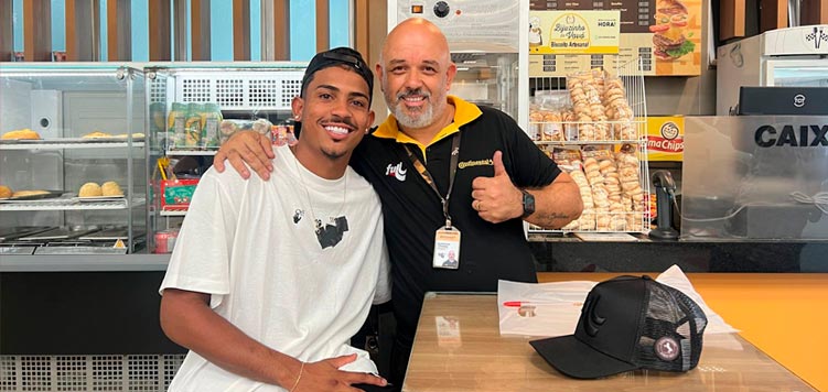 O Jogador do Fluminense John Kennedy e um colaborador da Full Pneus