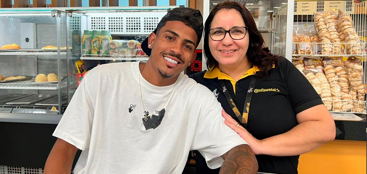 O Jogador do Fluminense John Kennedy e um colaborador da Full Pneus