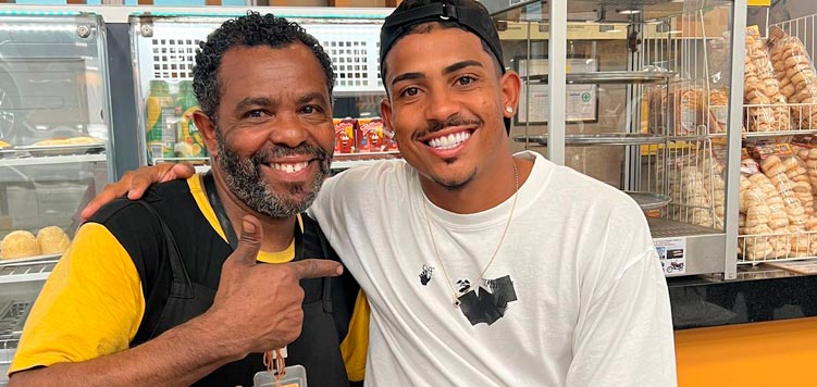 O Jogador do Fluminense John Kennedy e um colaborador da Full Pneus