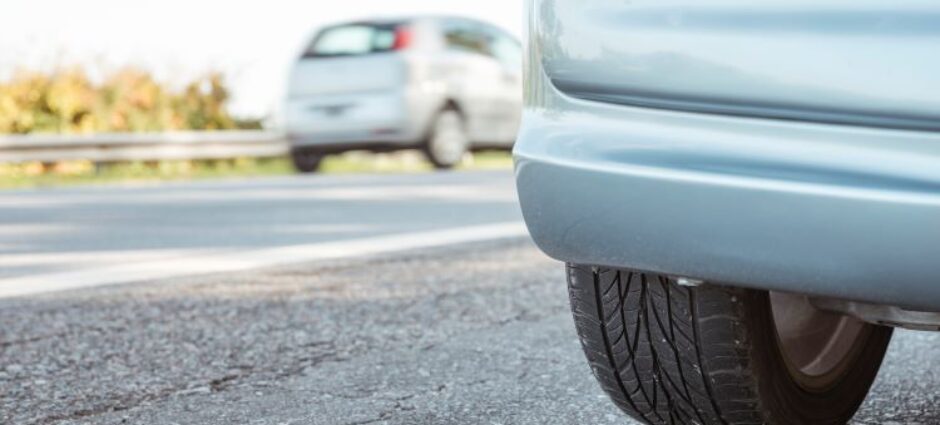 Por que o meu pneu está comendo nas laterais?