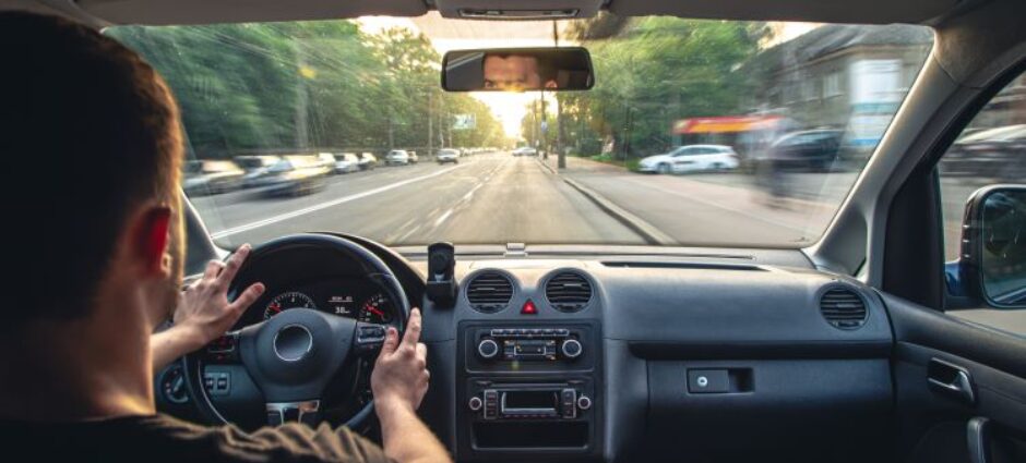 Acelerar ou não o carro ao ligar?