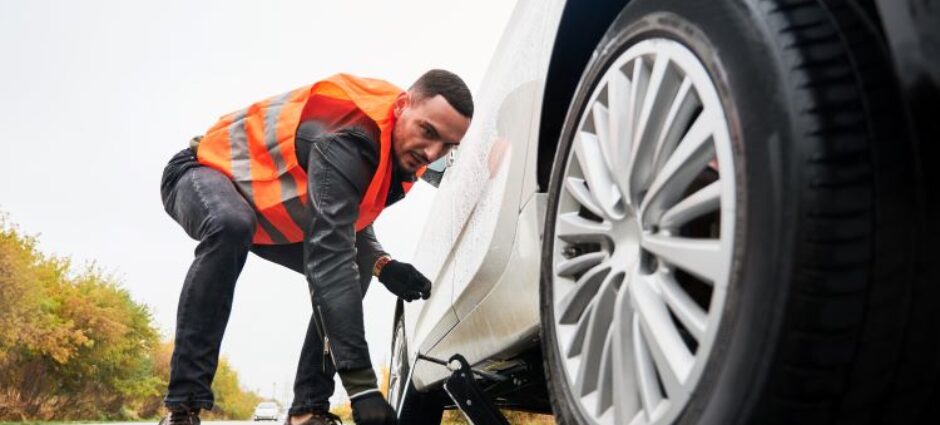 Pneu furado na estrada? Saiba o que fazer!