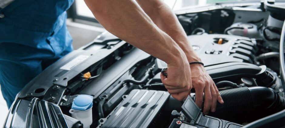 Os 5 erros mais comuns que danificam a bateria do seu carro