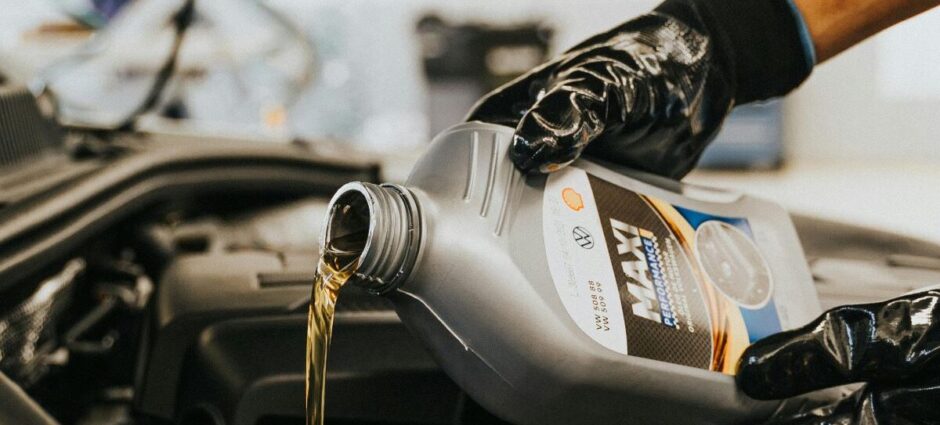 A importância da troca de óleo do seu carro no momento certo