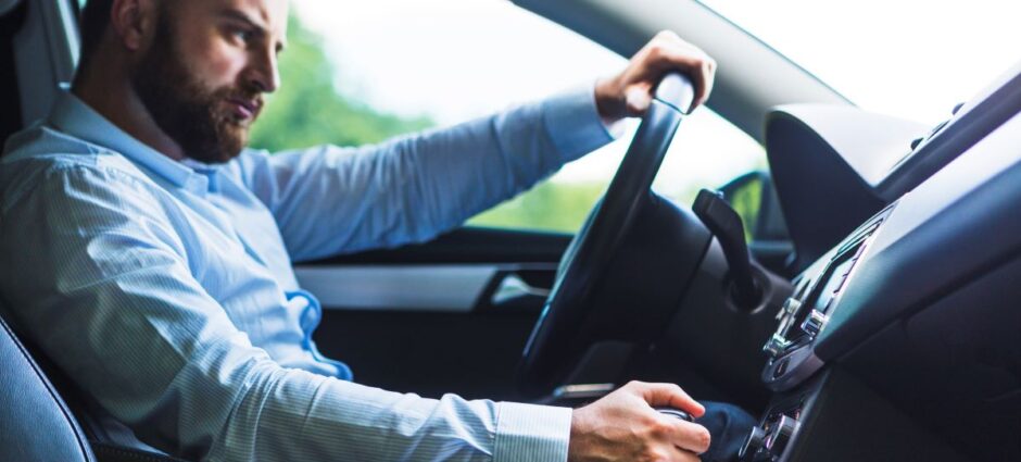 Dirigir na “banguela” economiza gasolina? 