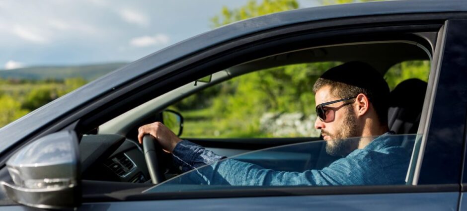 Dirigir com os vidros abertos consome mais combustível? 