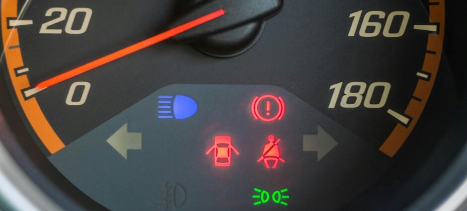 Luz vermelha no painel do carro: pare e saiba o que fazer