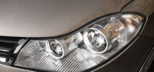 Direção à noite: cuide do farol do seu carro 