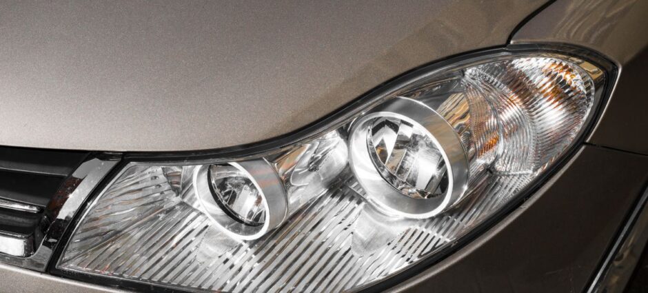 Direção à noite: cuide do farol do seu carro 