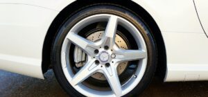 Pneu 215/45 R17: Segurança e o Melhor Preço