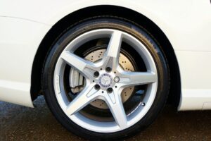 Pneu 215/45 R17: Segurança e o Melhor Preço