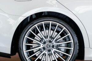 Pneu 245/40 R17: Desempenho de Elite sem Ignorar o seu Bolso