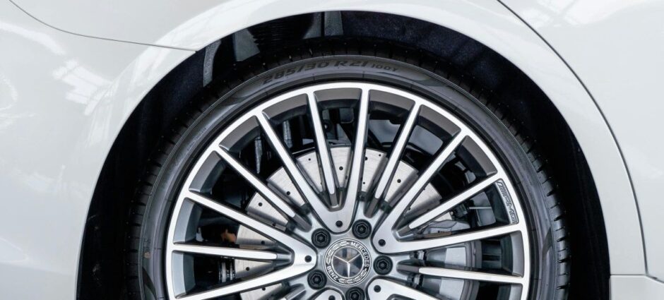 Pneu 245/40 R17: Desempenho de Elite sem Ignorar o seu Bolso