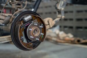 Pedal de freio baixando sozinho ou borrachudo: o que pode ser?