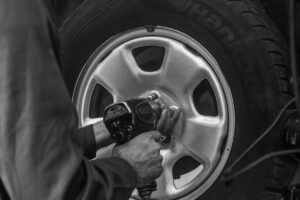Como o desbalanceamento detona a suspensão do seu carro?