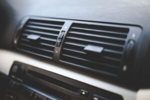 Saiba de quanto em quanto tempo realizar a higienização do ar-condicionado automotivo. Garanta um ar puro, mais eficiência e faça a revisão na Full Pneus!